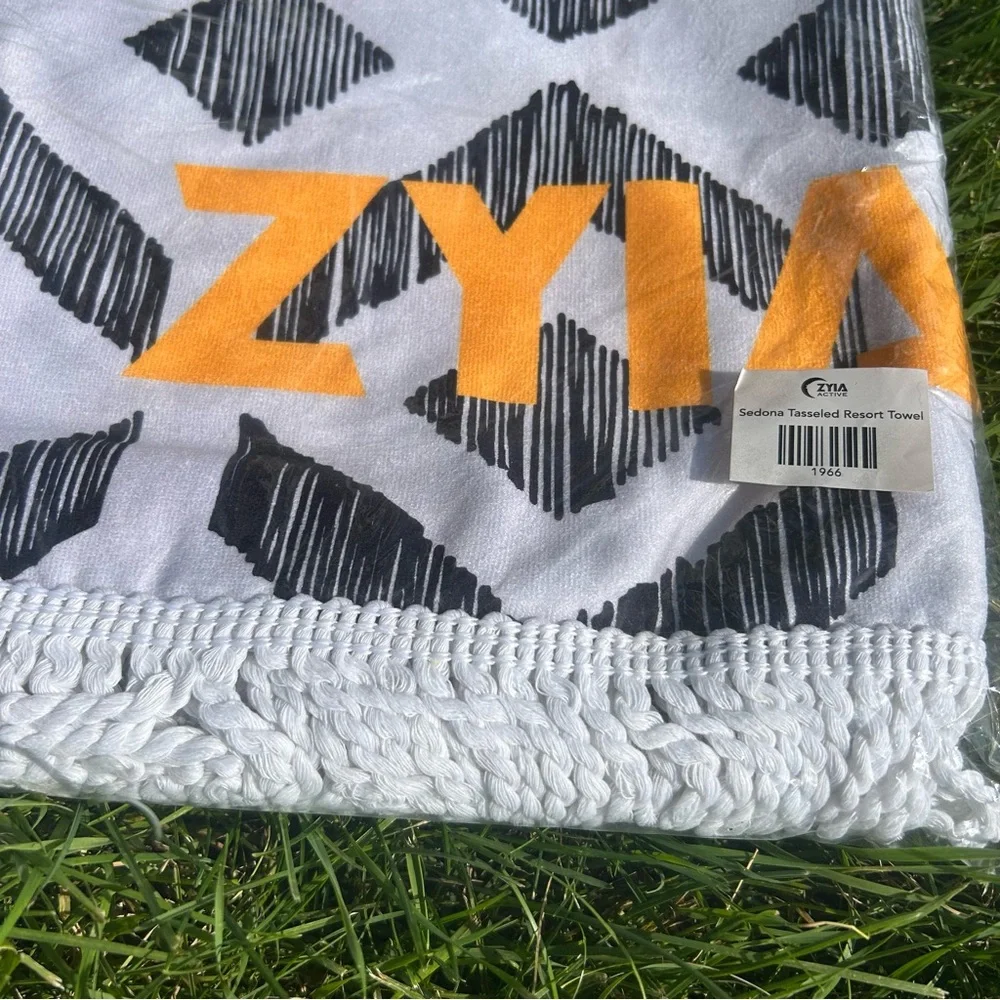 ZYIA Sedona Tasseled Resort White and Black Patterned Beach Pool Towel NEW